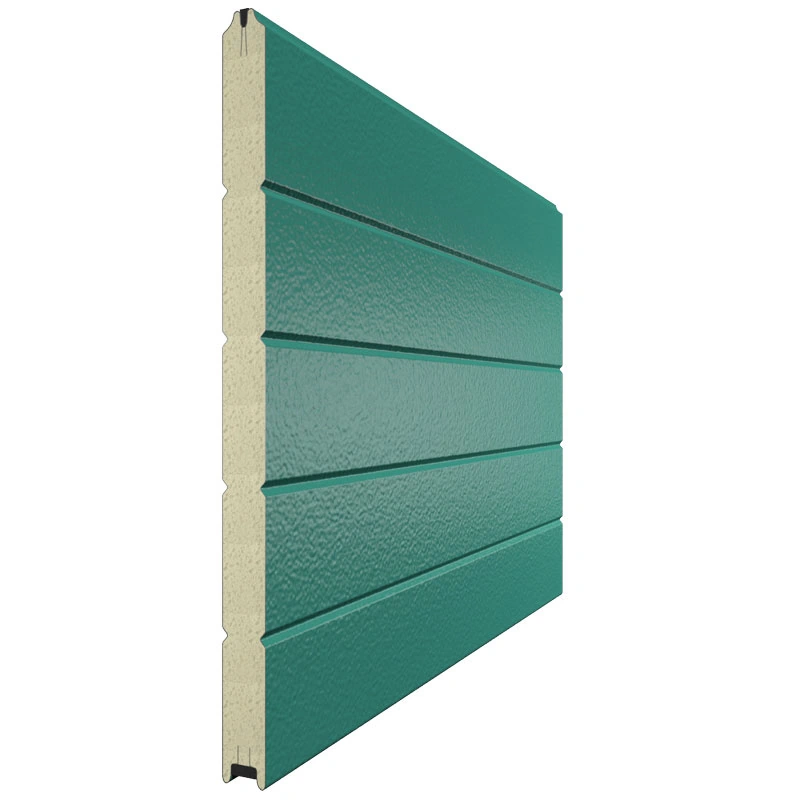 Панель секционных ворот зеленого цвета в дизайне Горизонтальная полоса Гофра