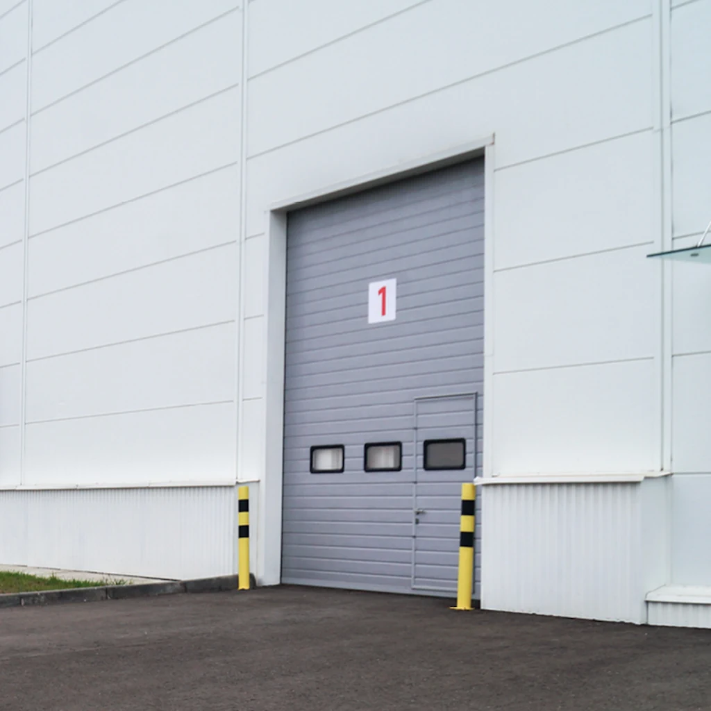 Калитка в полотне промышленных ворот слева