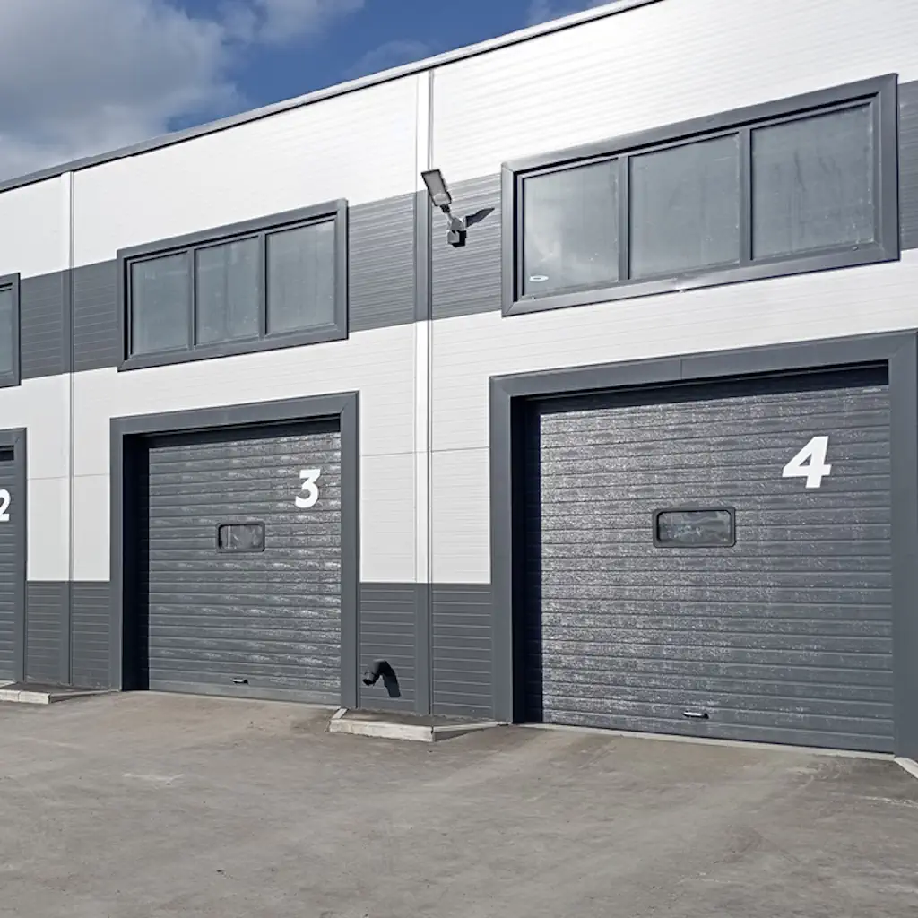 Окно в полотне ворот