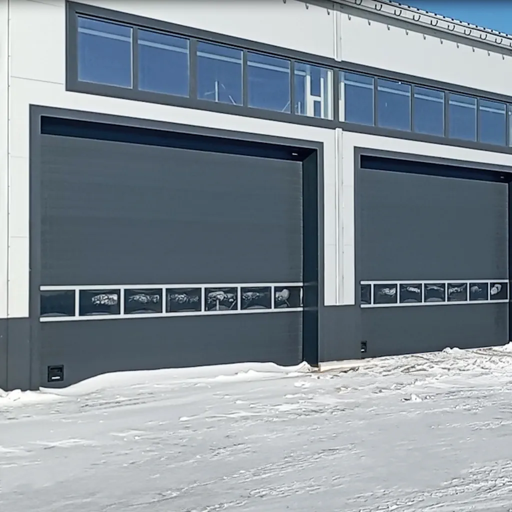 Окно в полотне ворот