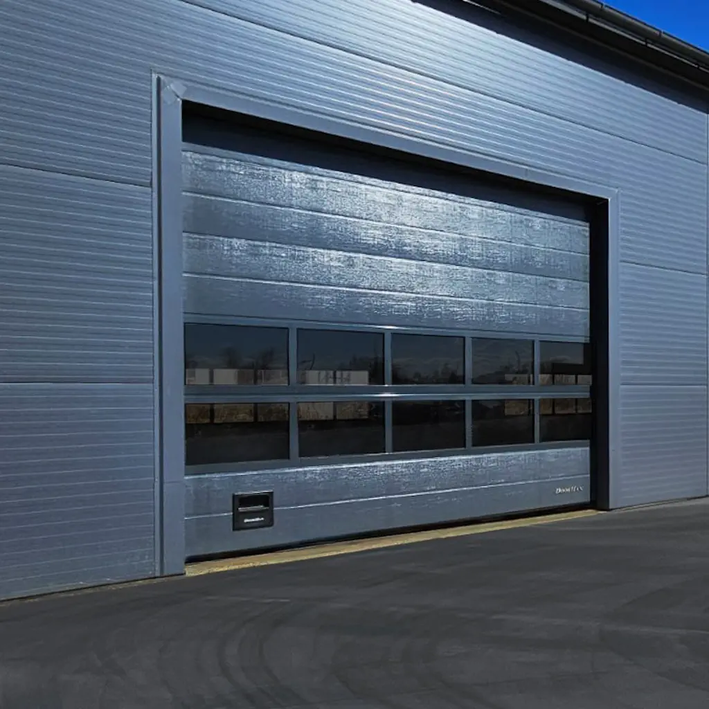 Много окон в полотне ворот