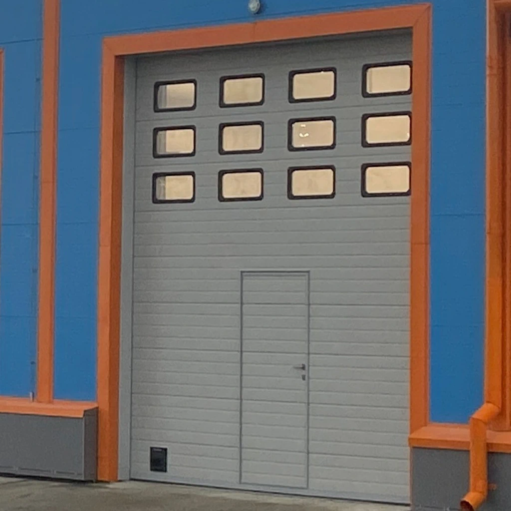 Много окон в полотне ворот